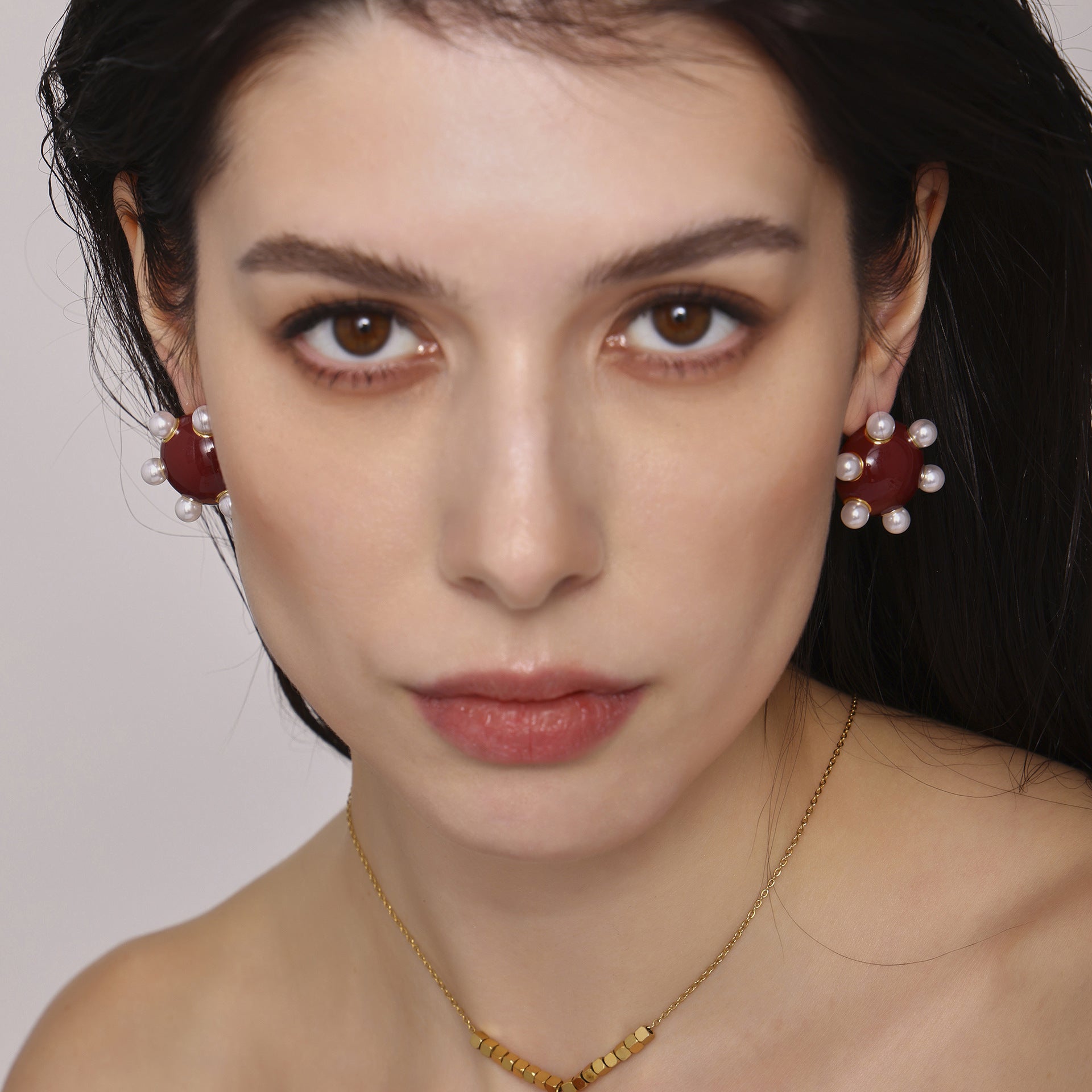 Cold niche light luxury earrings stainless steel plated 18k gold pearl earrings, versatile personality and temperament, spot