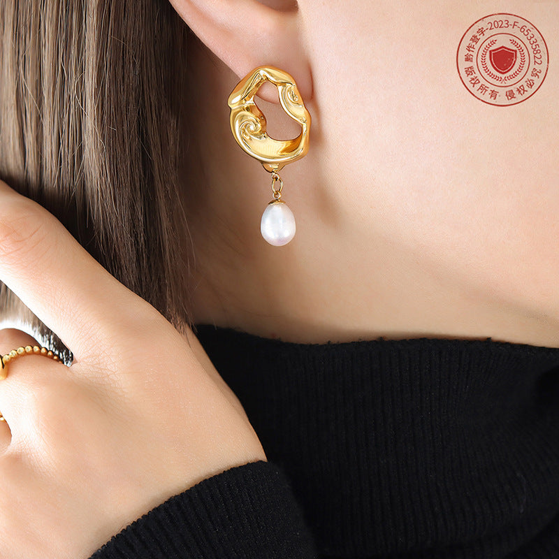 Retro light luxury plated 18K gold hollow lava irregular earrings women's freshwater pearl pendant exaggerated earrings 99