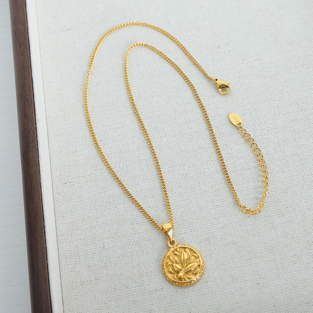 New high-end retro personality round flower titanium steel pendant necklace versatile collarbone chain jewelry pp