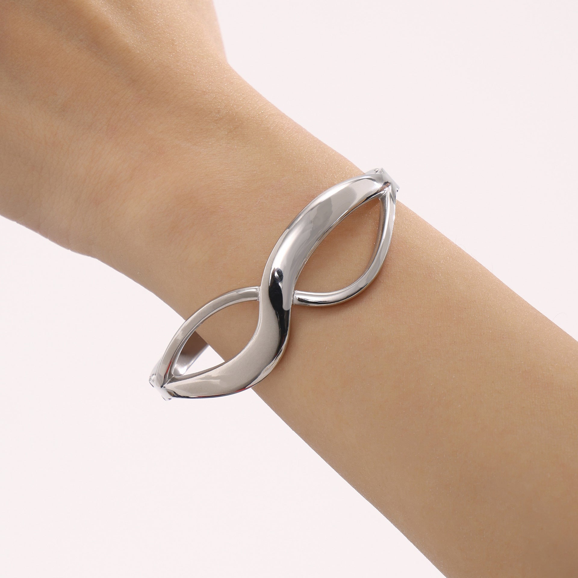 8-Character curve design high polished buckle bracelet PVD electroplating 18K real gold color retention hot-selling model