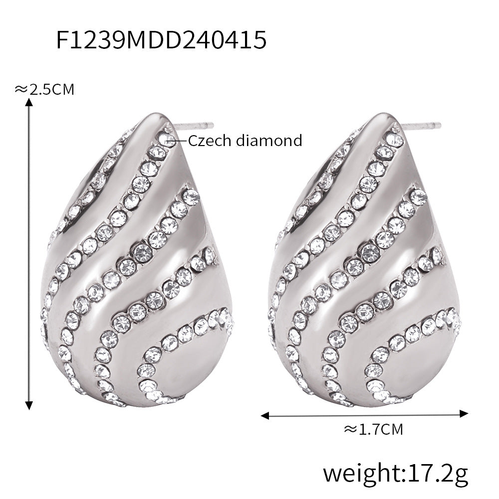 Retro niche light luxury earrings with diamond design feeling, water drop studs, titanium steel gold-plated small fragrant versatile earrings