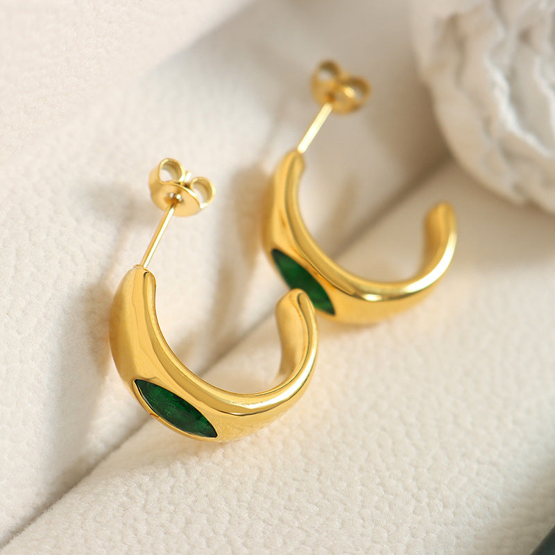 Dongdaemun retro niche C-shaped earrings inlaid with emerald zircon titanium steel plated 18K gold women's jewelry