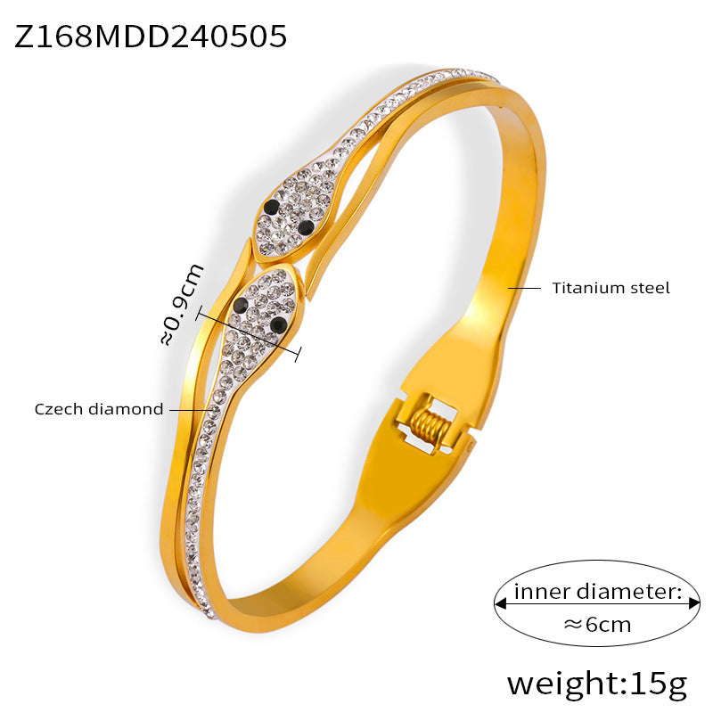 Elegant temperament Gentle and versatile personality bracelet Four-leaf love Diamond butterfly design Titanium steel gold-plated bracelet