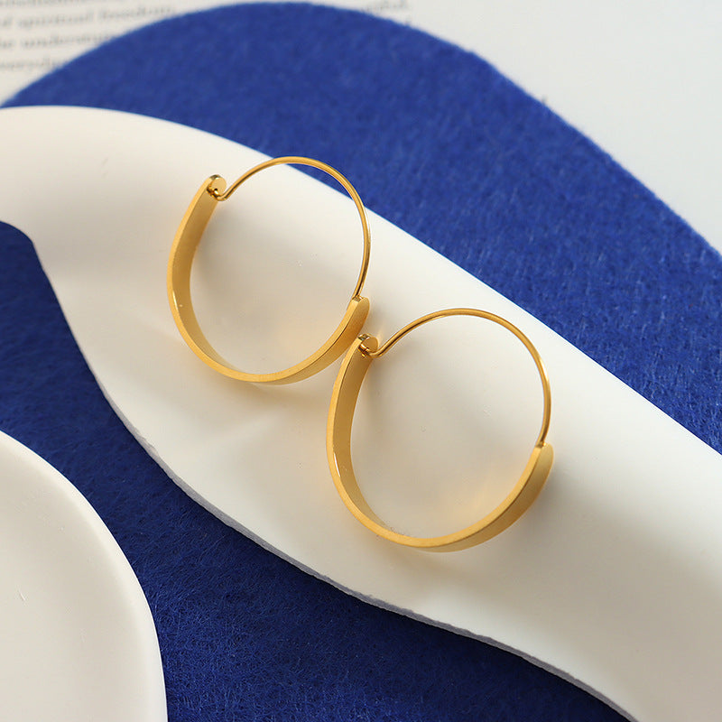 Autumn and winter trendy models, beautiful cold wind, fashionable personalized buckle plain ring earrings, titanium steel gold-plated ear jewelry F32899