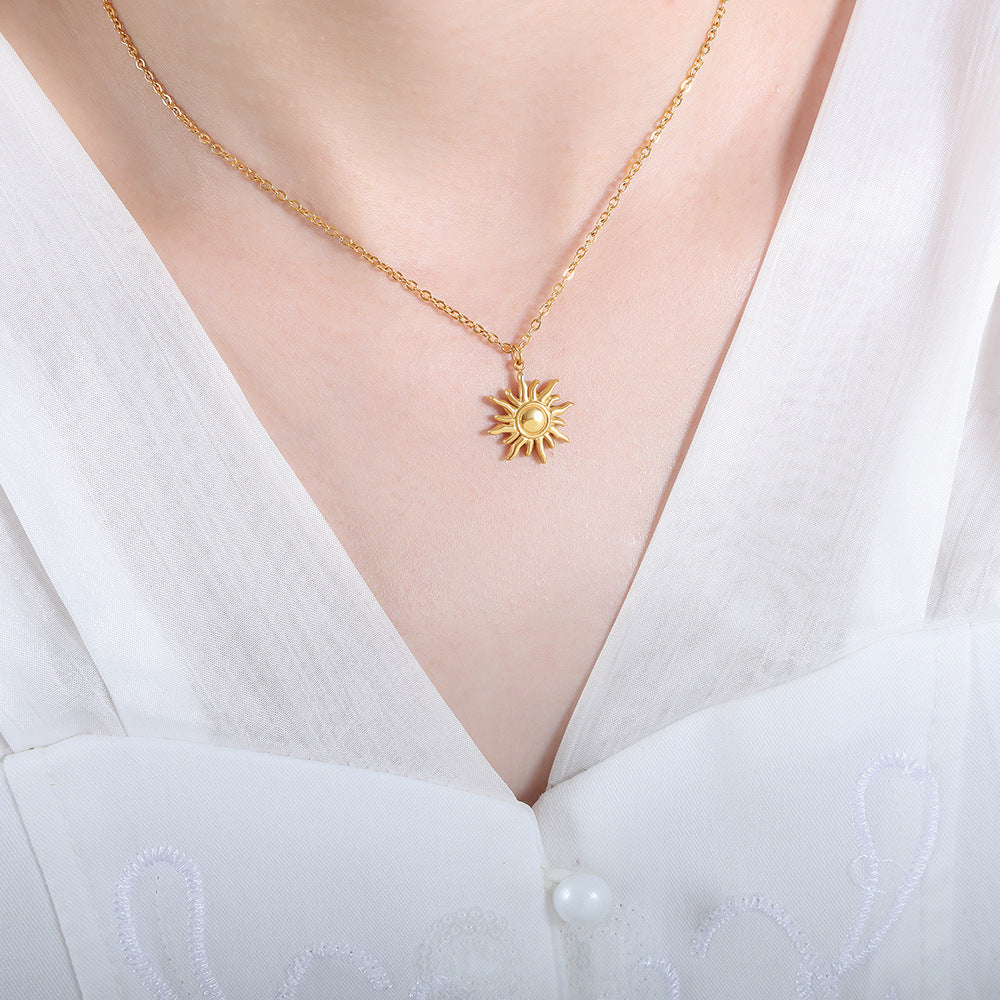 18K gold does not fade, personalized light luxury collarbone chain, fashionable and simple small sun pendant, titanium steel necklace, women's