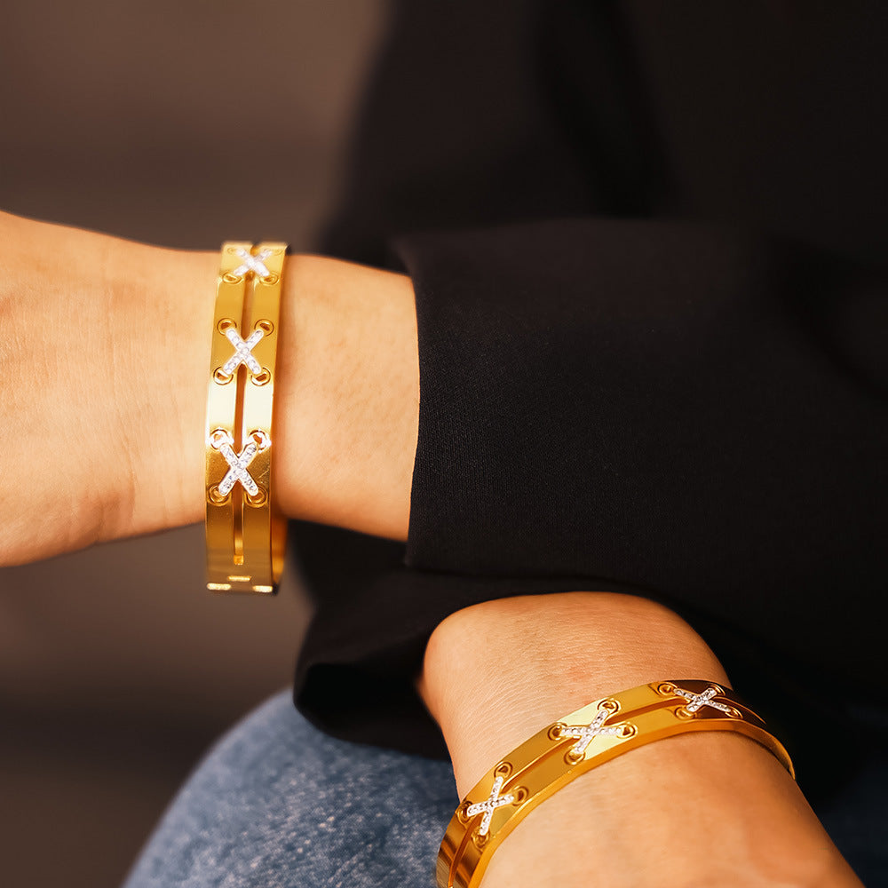 Hot-selling personality diamond-encrusted cross exaggerated bracelet trend design sense stainless steel retro jewelry wholesale