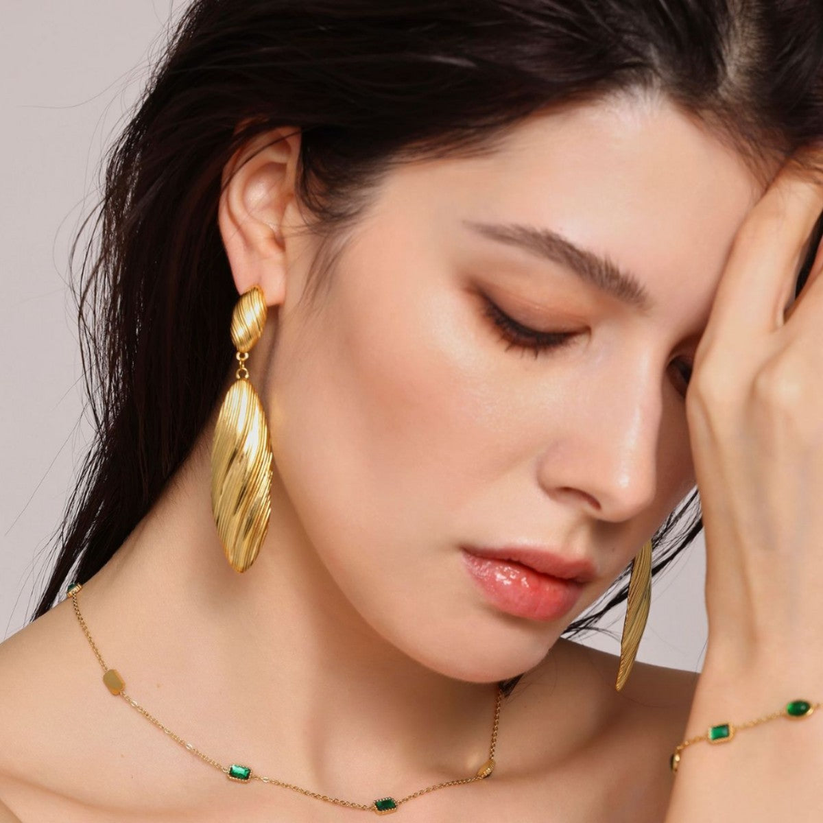 Medieval vintage striped long shell pendant earrings temperament fashionable stainless steel plated 18k gold earrings 99