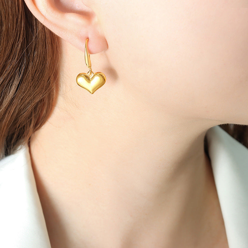 Exquisite non-fading simple three-dimensional love earrings niche design sweet and cool personality heart earrings women's gold-plated ear hooks