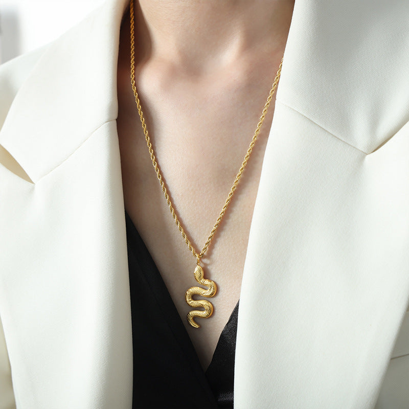New retro high-end light luxury personalized animal snake titanium steel gold-plated pendant necklace women's jewelry wholesale