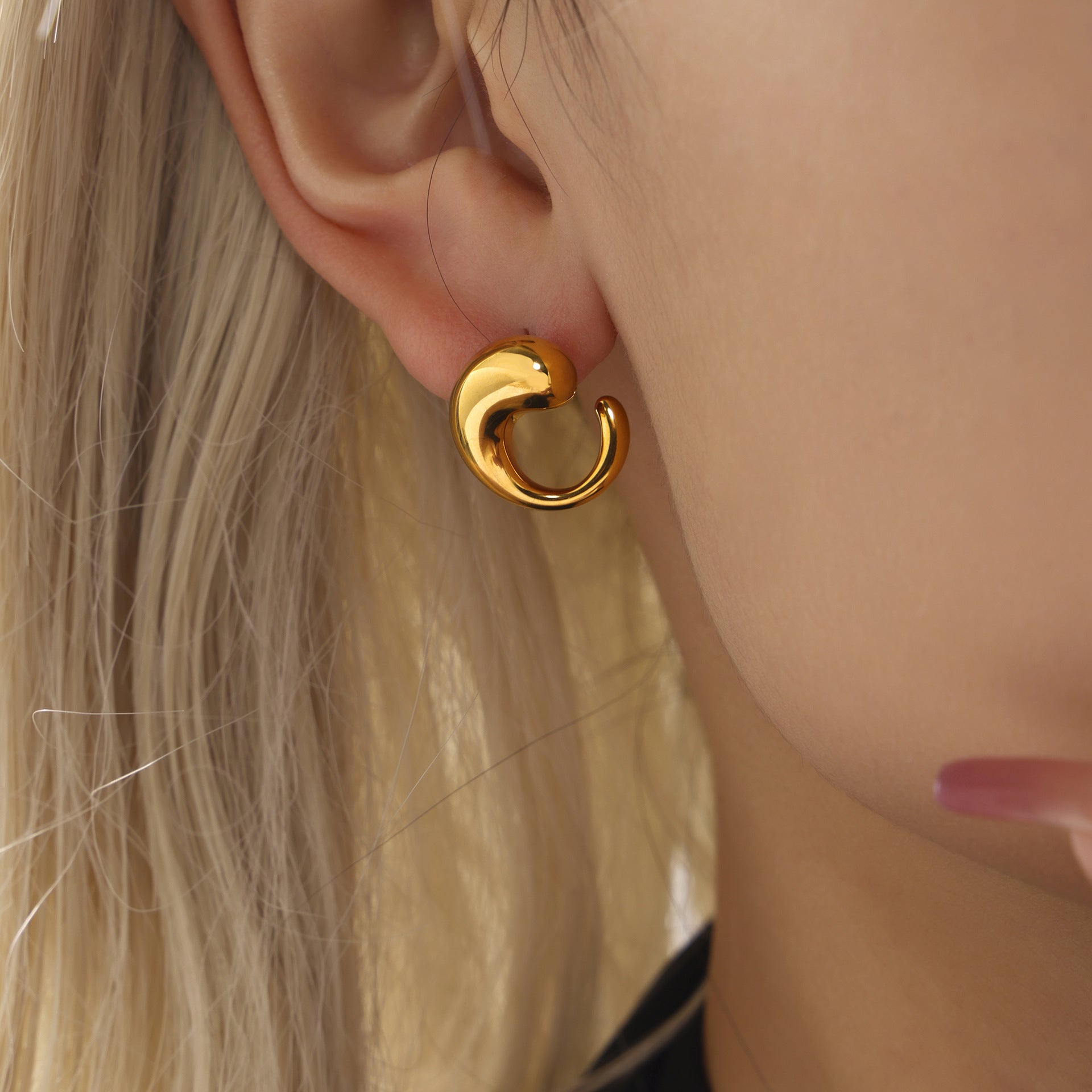 Stylish and simple curved water drop stud earrings stainless steel plated 18K real gold light luxury ins wind earrings women 99