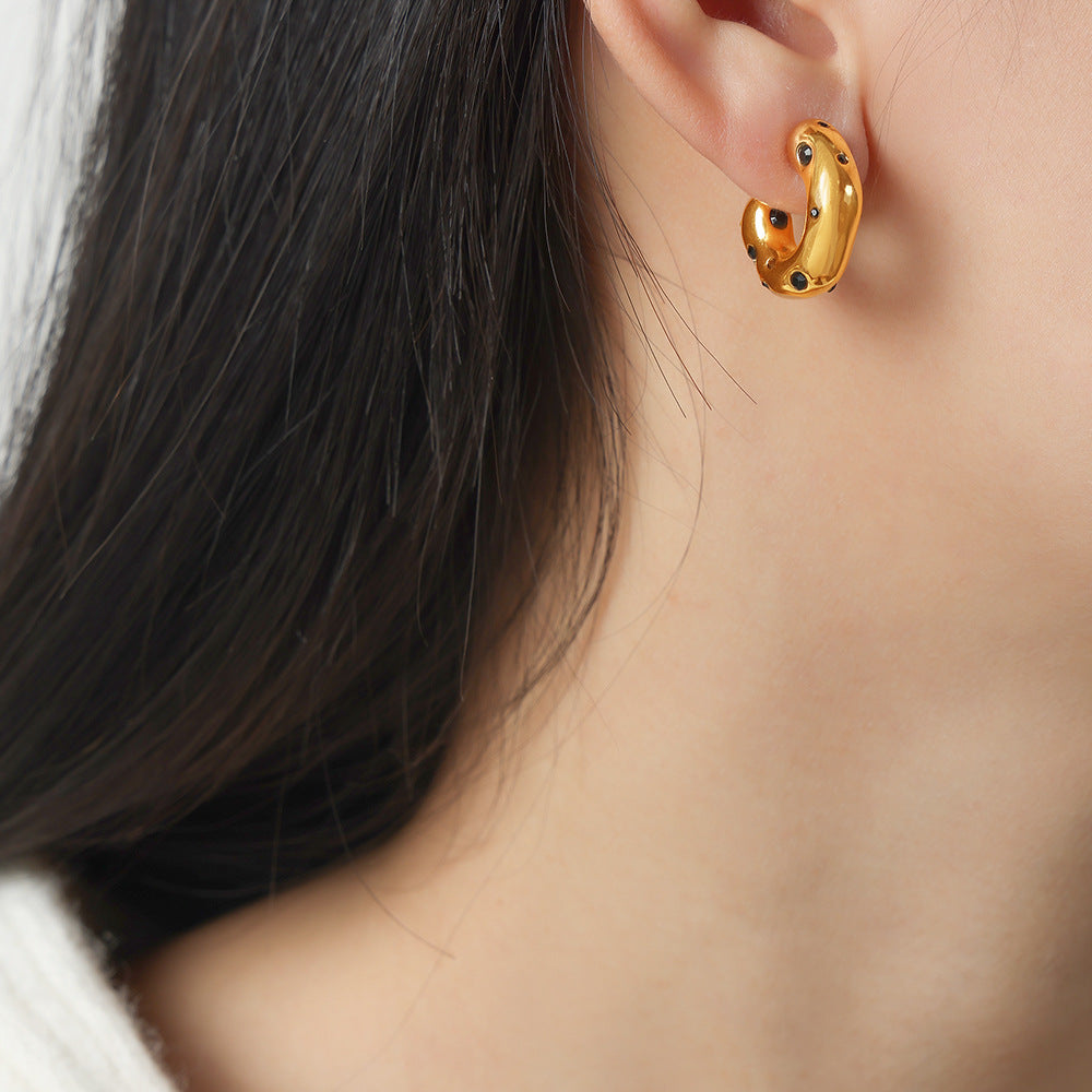 Hot-selling titanium steel gold-plated imitation pearl zircon inlaid C-shaped earrings retro temperament personalized earrings 99