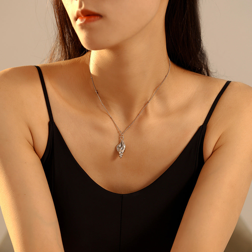 Conch inlaid imitation pearl collarbone necklace women's titanium steel 18k plated real gold niche versatile necklace wholesale 99