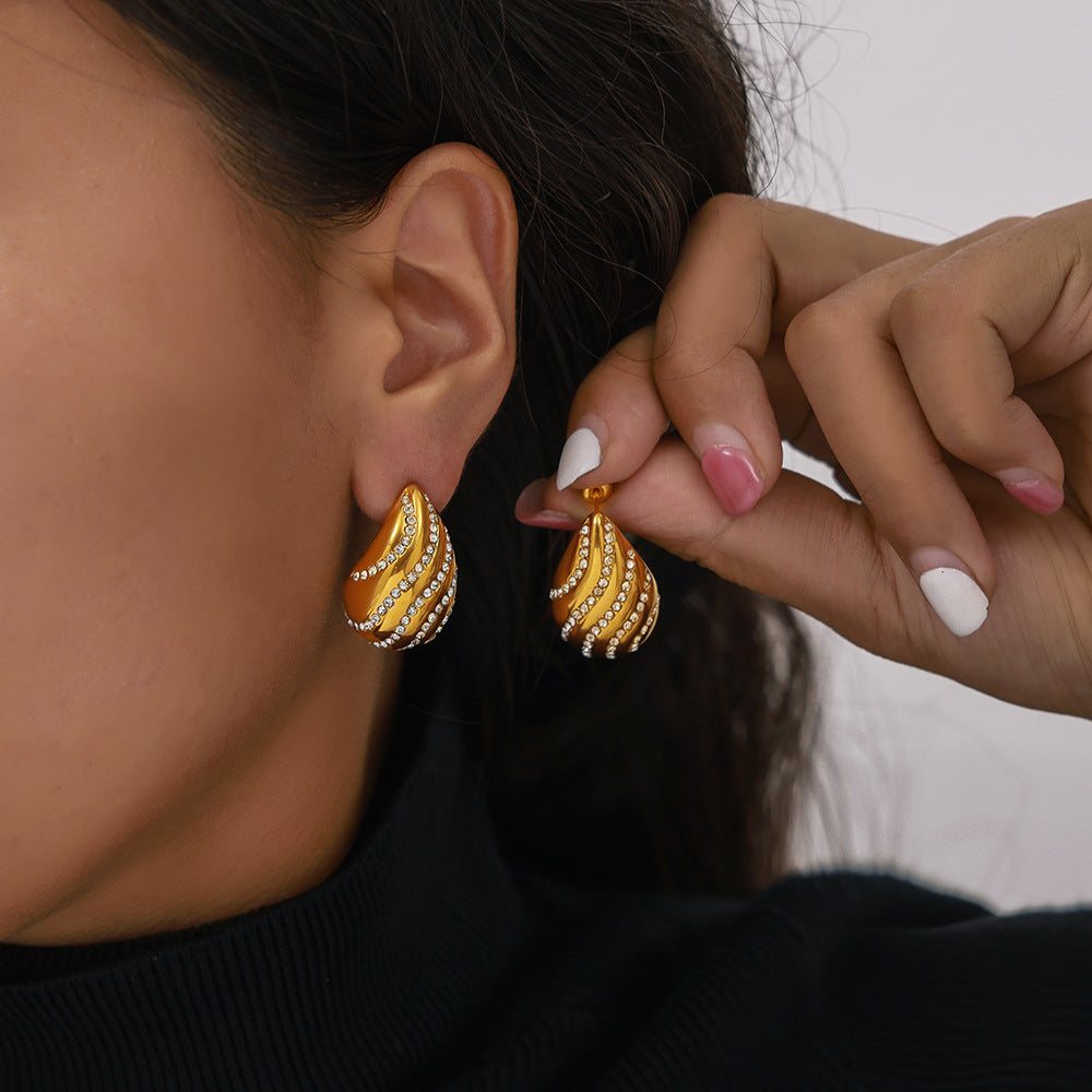 Retro niche light luxury earrings with diamond design feeling, water drop studs, titanium steel gold-plated small fragrant versatile earrings