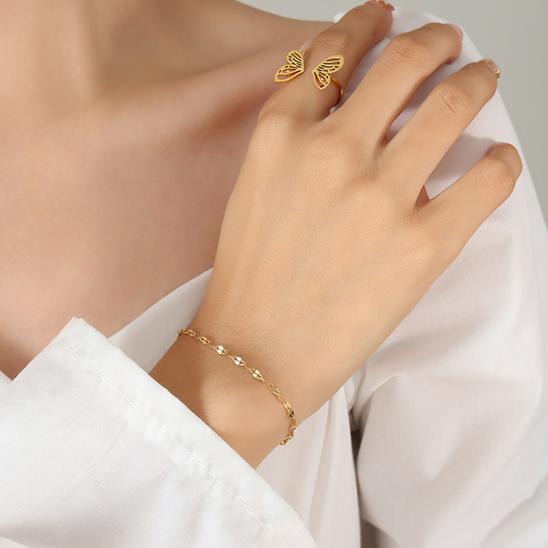 Trendy niche design, simple and fashionable, widened lips, sexy bracelet, titanium steel material, gold-plated non-fading E101