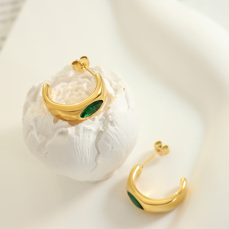 Dongdaemun retro niche C-shaped earrings inlaid with emerald zircon titanium steel plated 18K gold women's jewelry
