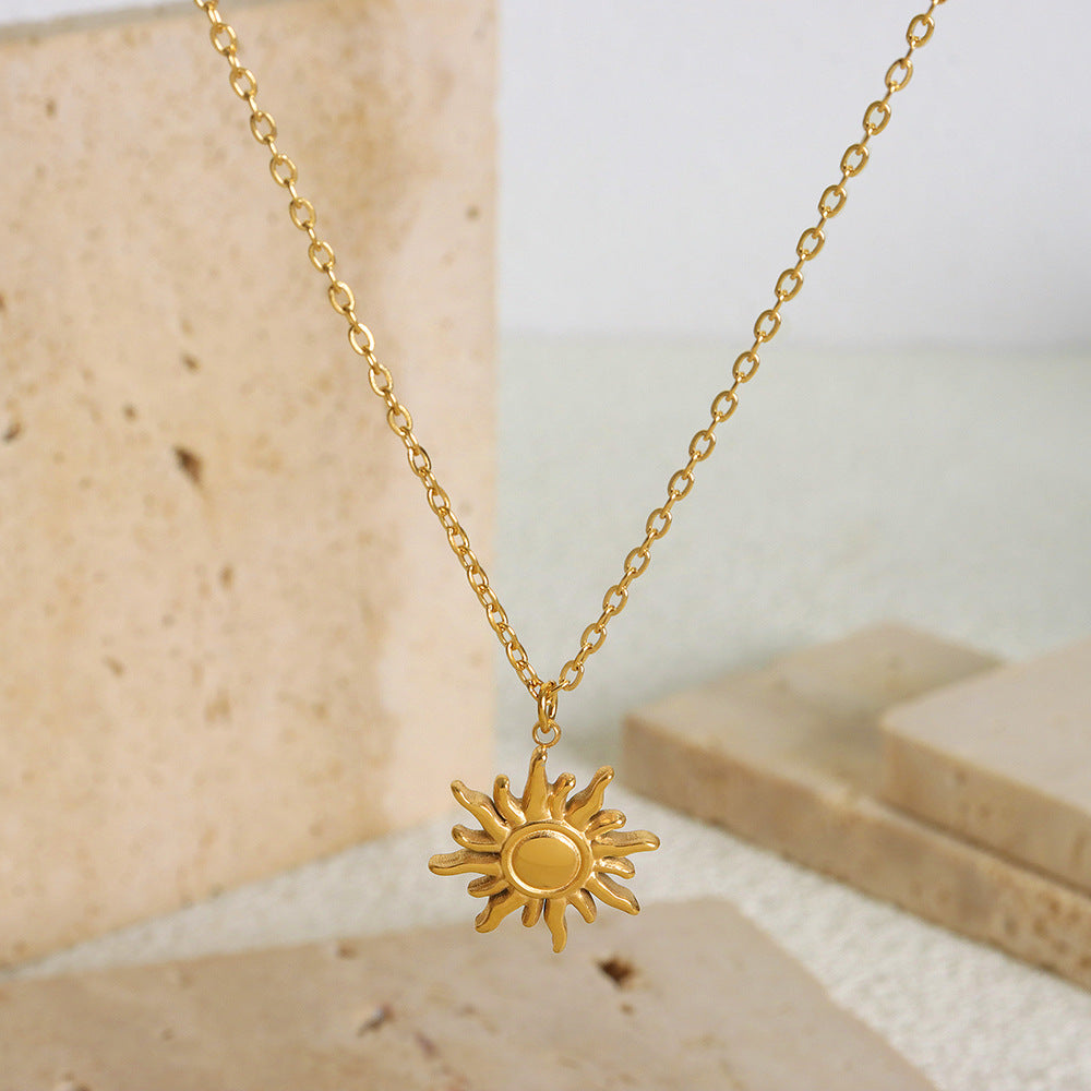 18K gold does not fade, personalized light luxury collarbone chain, fashionable and simple small sun pendant, titanium steel necklace, women's