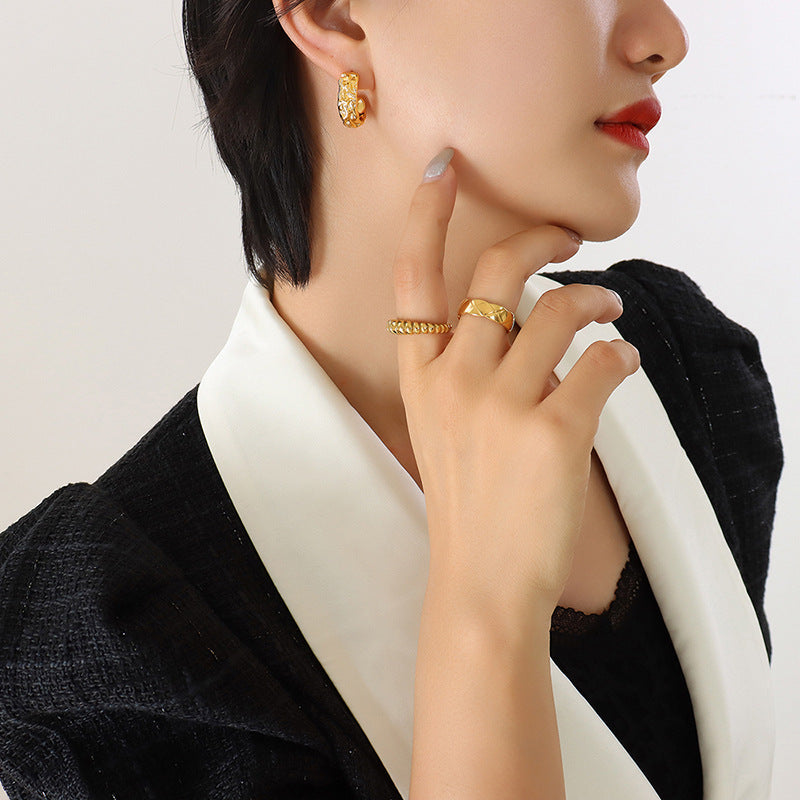Retro personality elegant wind heavy industry forged C-shaped earrings titanium steel plated 18K gold hot-selling earrings accessories