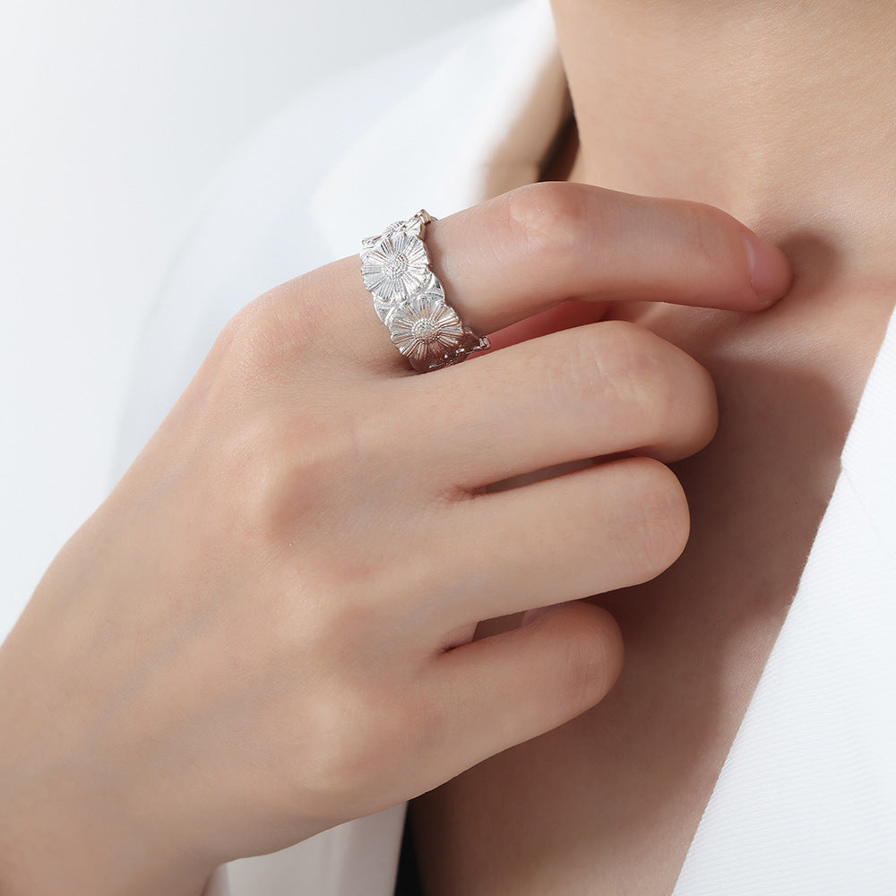 New high-end retro light luxury flower titanium steel plated 18K gold ring does not fade niche design women