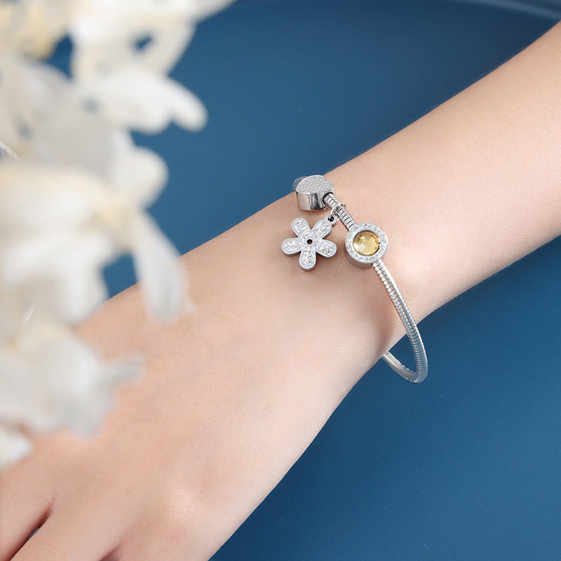 New versatile personality pendant, jewelry, magnetic attraction femininity, electroplating does not fade, titanium steel bracelet jewelry wholesale