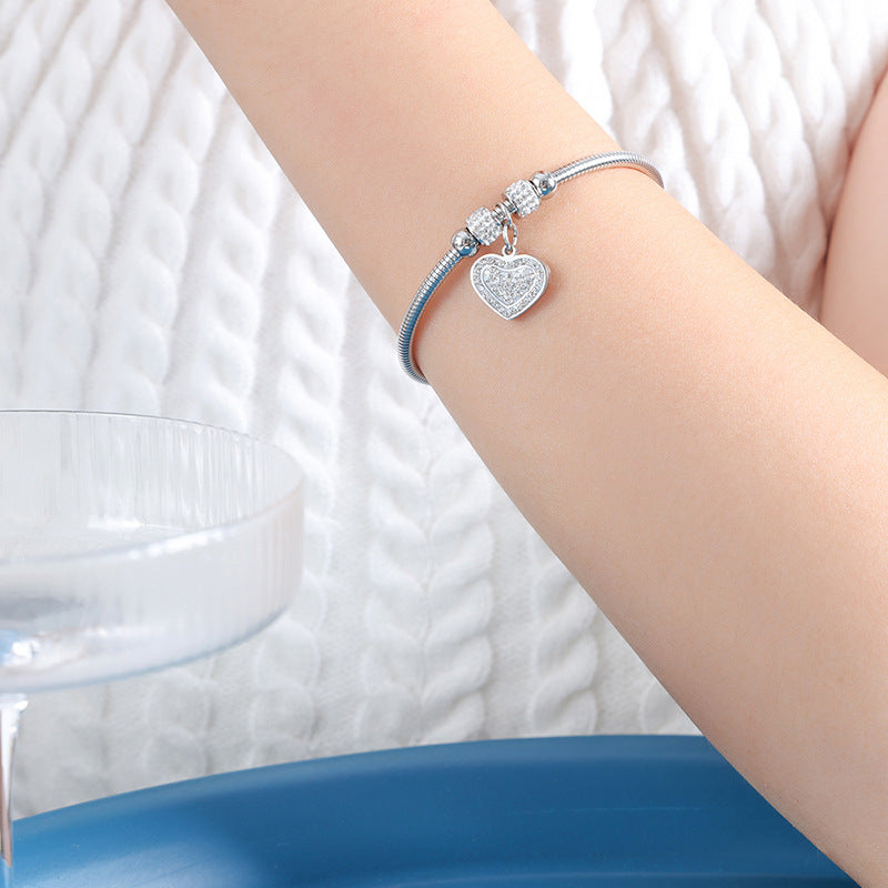 New versatile personality pendant, jewelry, magnetic attraction femininity, electroplating does not fade, titanium steel bracelet jewelry wholesale