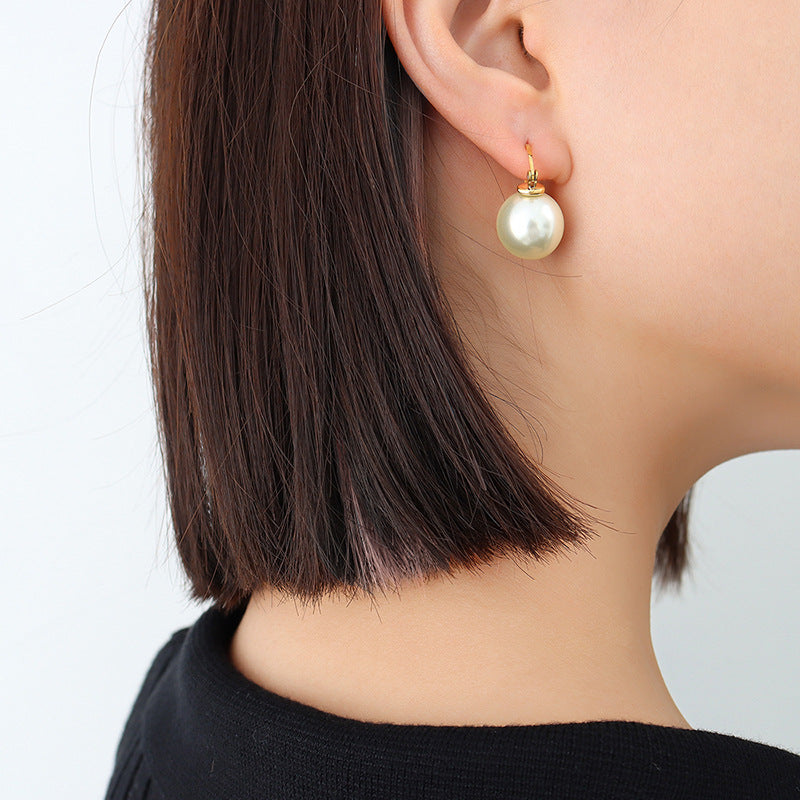Cold wind light luxury exaggerated imitation pearl earrings women's titanium steel plated 18K real gold ear jewelry F36999