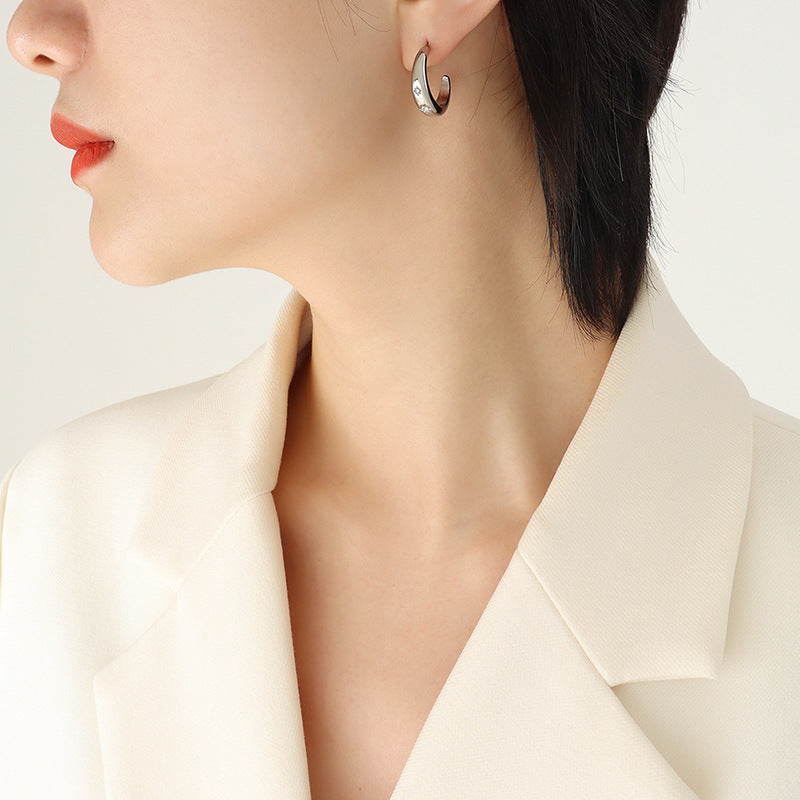 Personality celebrity with the same versatile temperament sense light luxury inlaid zircon earrings C-shaped titanium steel gold-plated stud earrings female pp