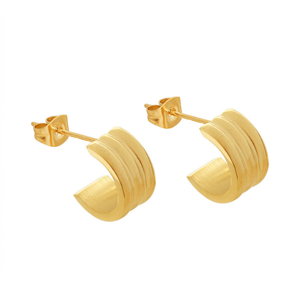 Niche light luxury exquisite small C-shaped earrings, titanium steel plated 18K gold ear jewelry F552
