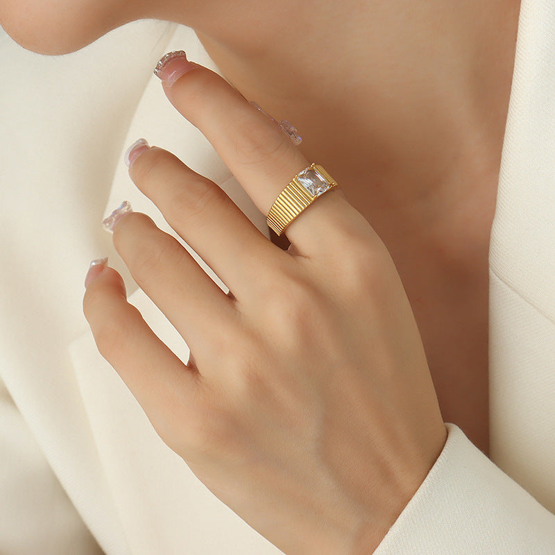 Hot-selling couple's retro style temperament inlaid zircon ring, titanium steel plated 18K gold ring does not fade