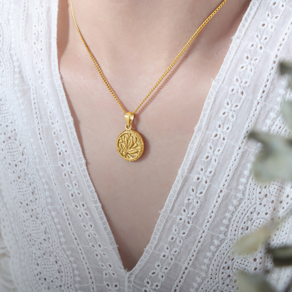 New high-end retro personality round flower titanium steel pendant necklace versatile collarbone chain jewelry pp
