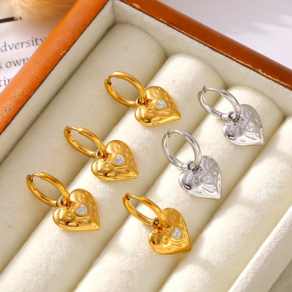 Diamond hammer love earrings 18k plated real gold non-fading heart-shaped titanium steel retro earrings are in stock.