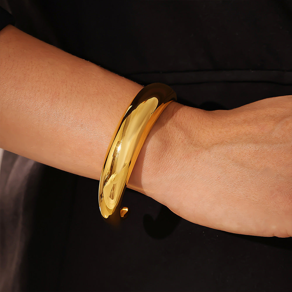 Hot-selling crescent-shaped C-shaped open casting smooth bracelet titanium steel plated 18K gold simple bracelet women