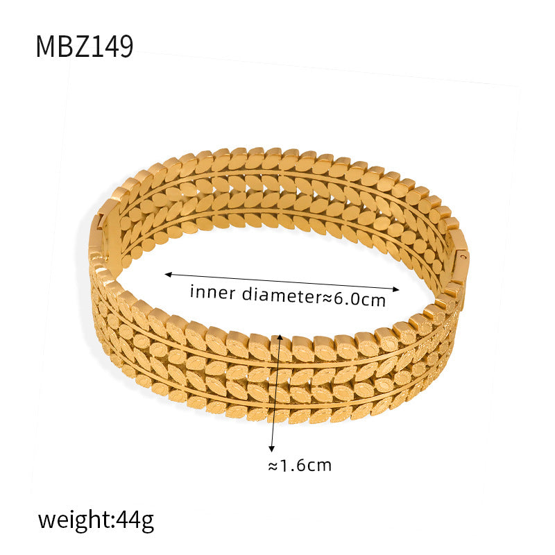 New fashion retro personalized design titanium steel gold-plated diamond-encrusted hollow niche light luxury pattern bracelet jewelry wholesale pp