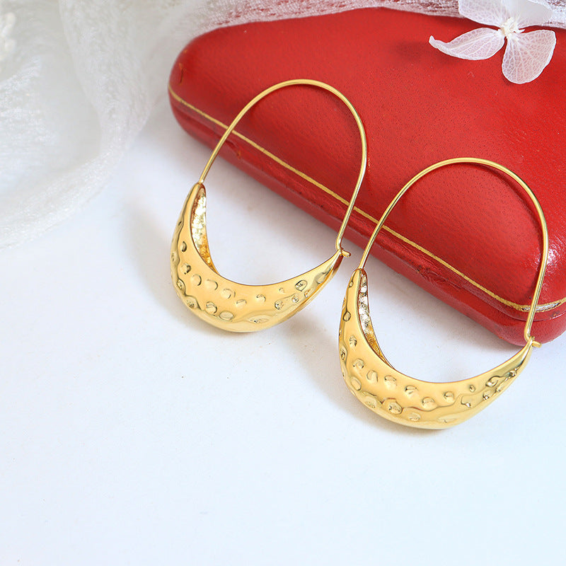 Creative design, personalized tide ship-shaped embossed earrings, titanium steel plated with 18K gold, non-fading, fashionable ear buckle manufacturer