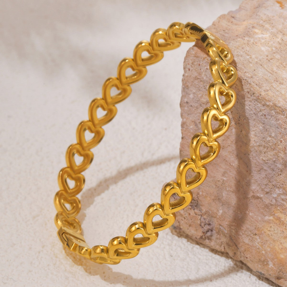 Hollow love splicing bracelet fashion commuter titanium steel PVD electroplating 18K real gold does not fade factory wholesale
