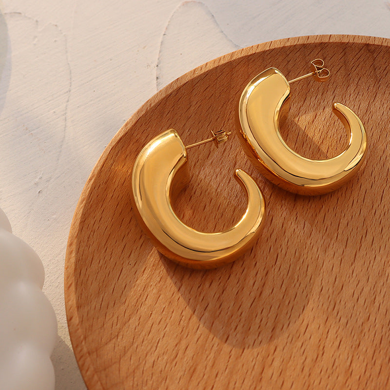 Autumn and winter new niche C-shaped geometric earrings metal cold wind earrings titanium steel plated 18K real gold ear jewelry