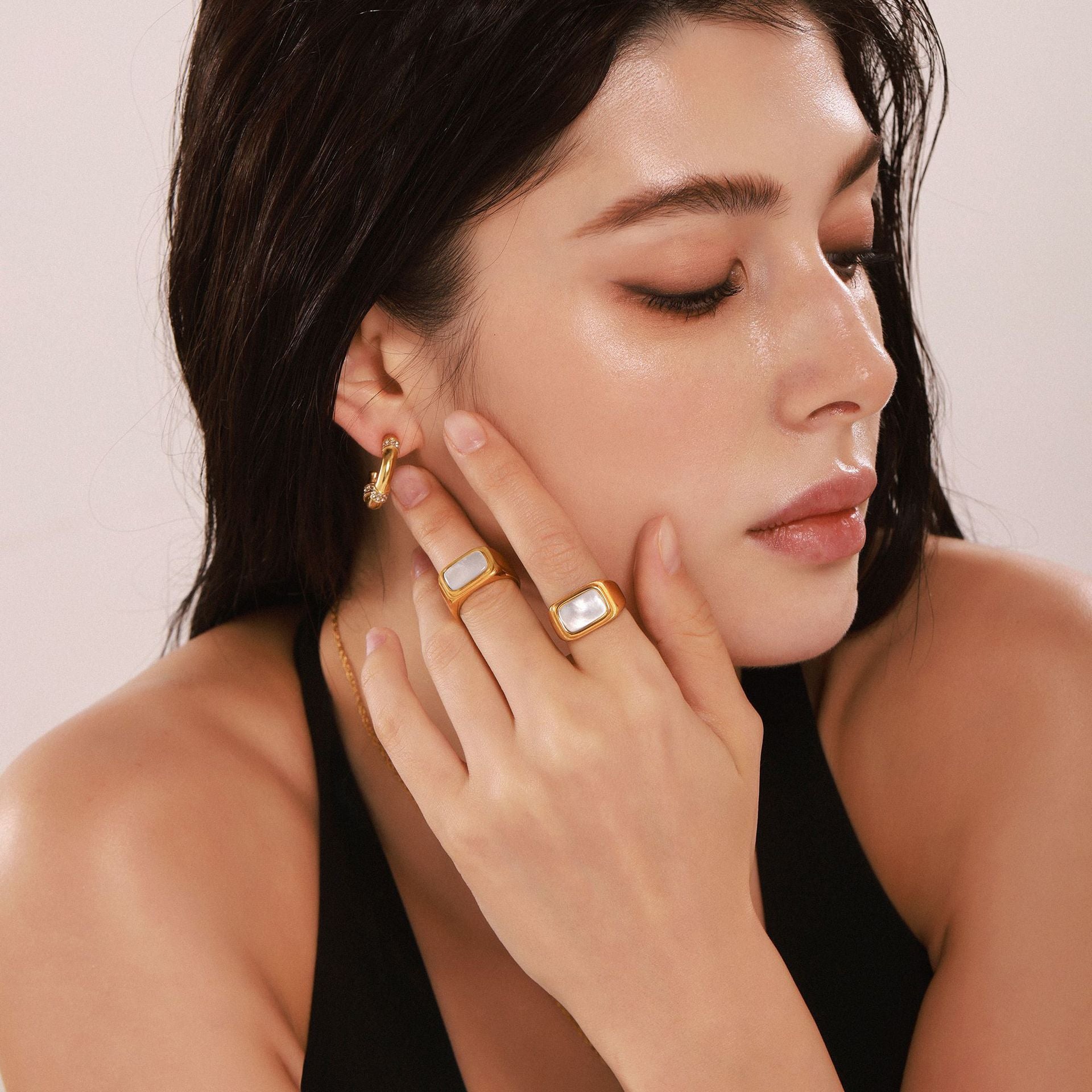 New inlaid white sea shell ring women's titanium steel plated real gold fashionable exquisite non-fading ring spot 99