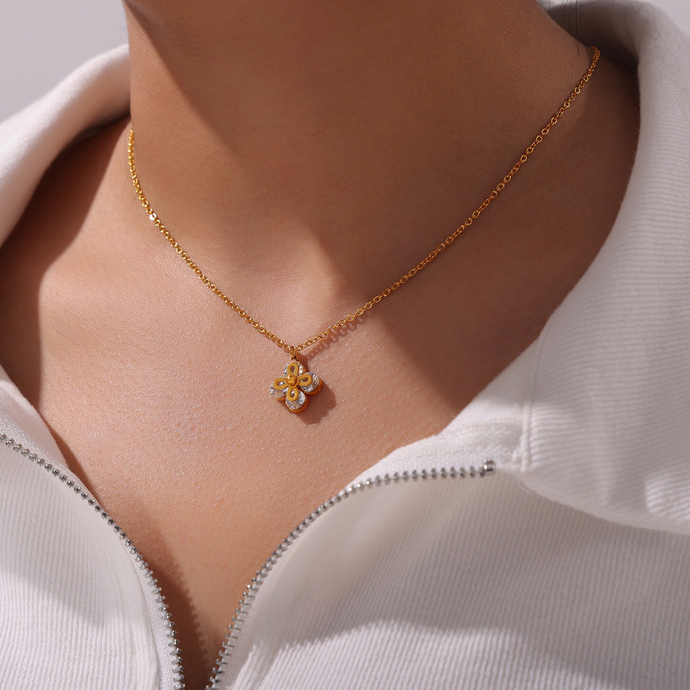 Fashion commuter simple personality versatile blade chain jewelry four-leaf clover inlaid zircon pendant titanium steel gold-plated necklace pp