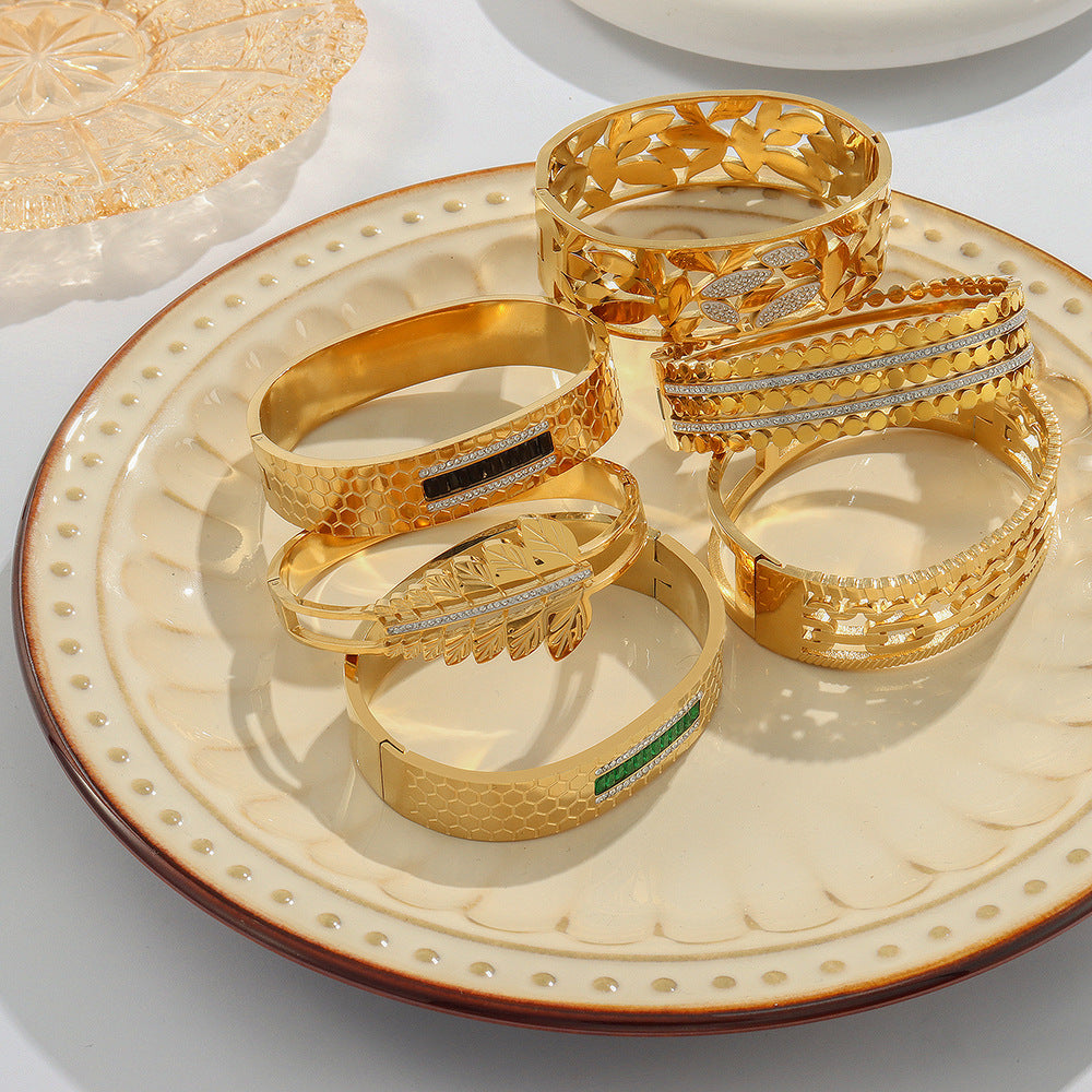 New fashion retro personalized design titanium steel gold-plated diamond-encrusted hollow niche light luxury pattern bracelet jewelry wholesale pp