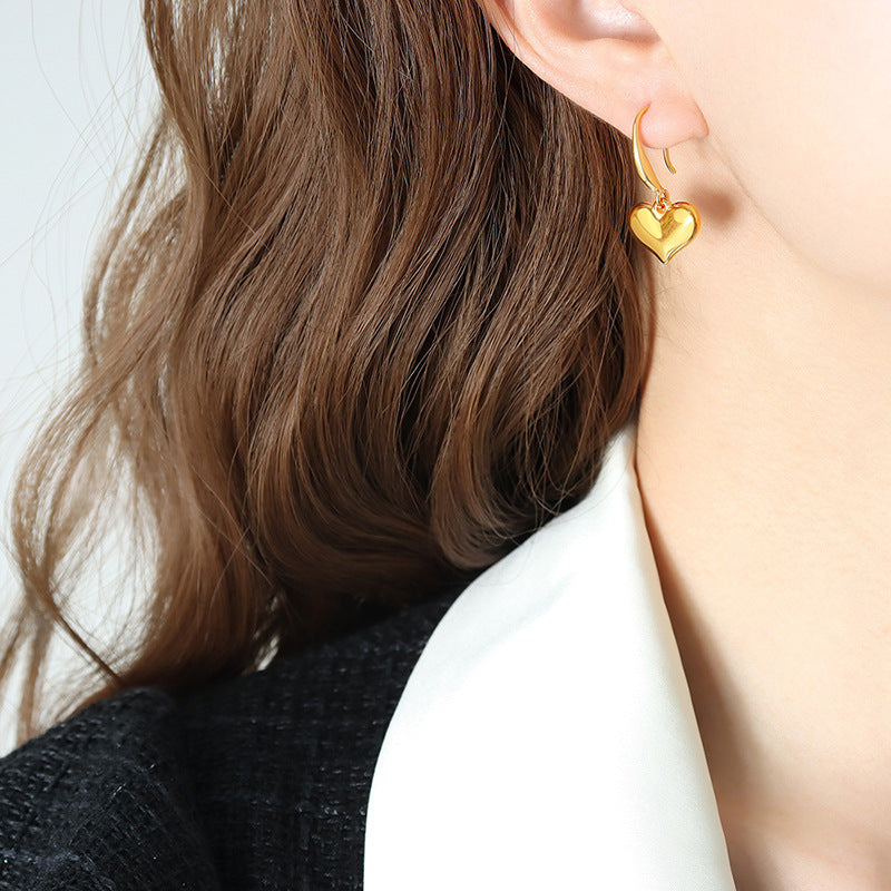 Exquisite non-fading simple three-dimensional love earrings niche design sweet and cool personality heart earrings women's gold-plated ear hooks
