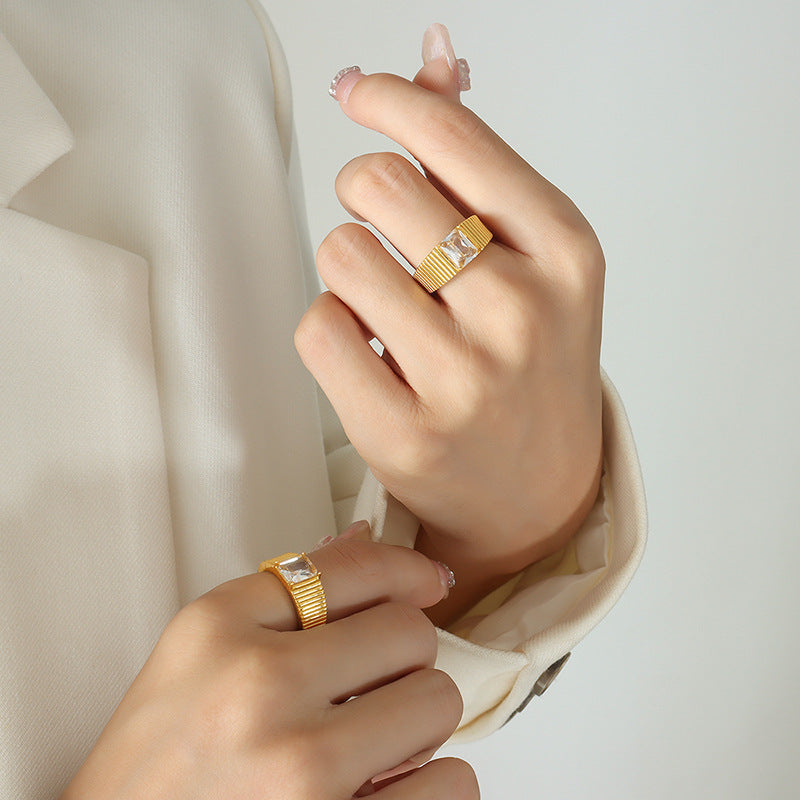 Hot-selling couple's retro style temperament inlaid zircon ring, titanium steel plated 18K gold ring does not fade