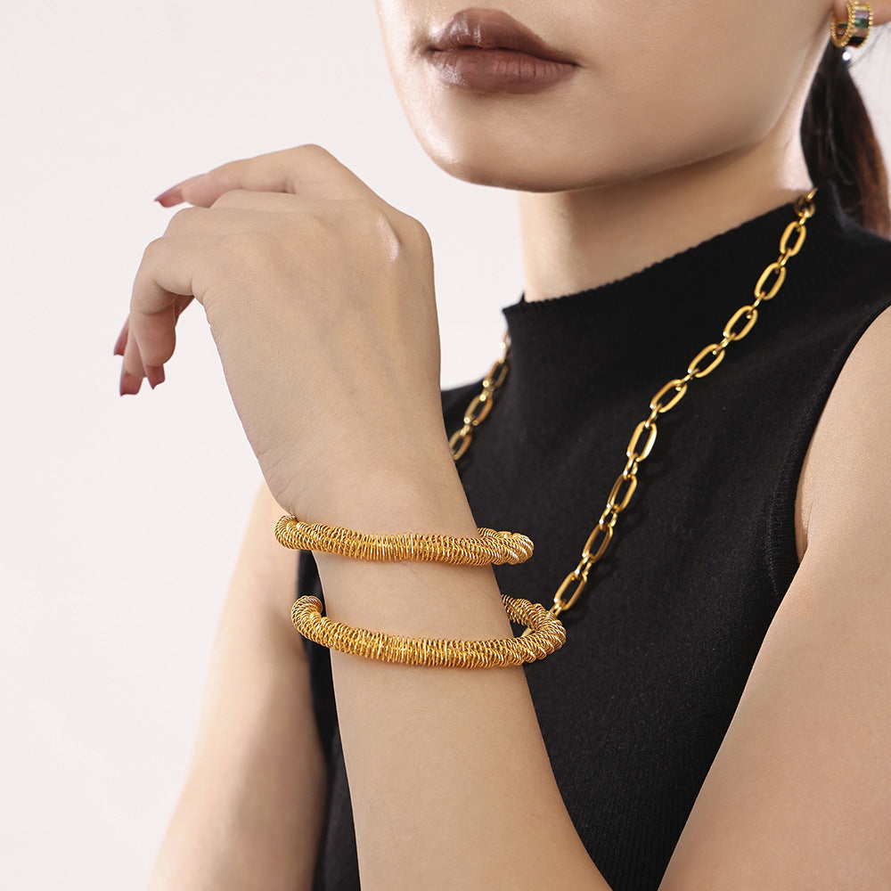 Temperament simple spiral pattern bracelet fashionable personality commuting versatile titanium steel bracelet women color retention spot wholesale