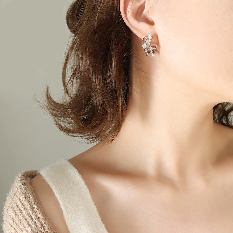 Retro imitation pearl inlaid zircon irregular C-shaped earrings copper material non-fading Hong Kong-style personalized earrings