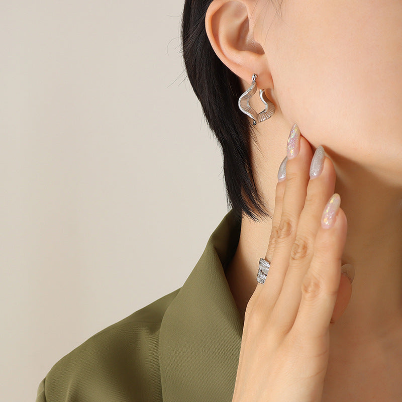 Irregular special-shaped ear buckle, personalized chic titanium steel wavy ear ring plated with 18K real gold ear jewelry