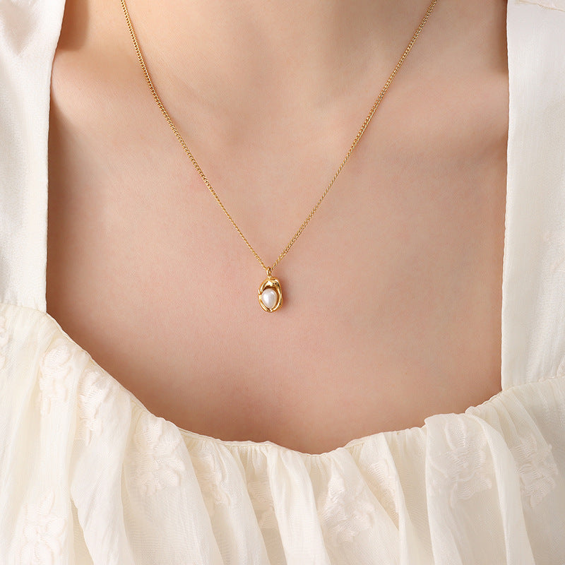 Titanium steel gold-plated fashion Cuban chain niche design sense natural freshwater pearl inlaid special-shaped pendant necklace 99