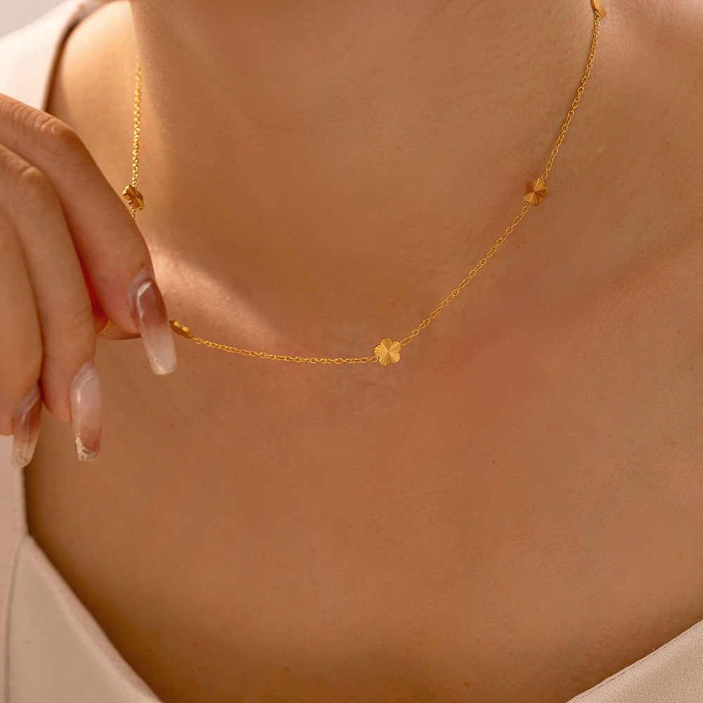 Xiao Qiao flower collarbone chain temperament elegant design titanium steel plated 18k real gold niche jewelry wholesale 99