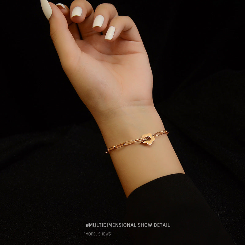 Only twenty, the same little Zouju flower versatile bracelet, titanium steel-plated 18K gold jewelry E124.