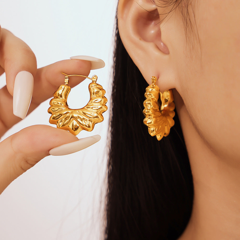 Geometric special-shaped hollow flower earrings retro flower titanium steel plated 18k gold ins wind trend earrings
