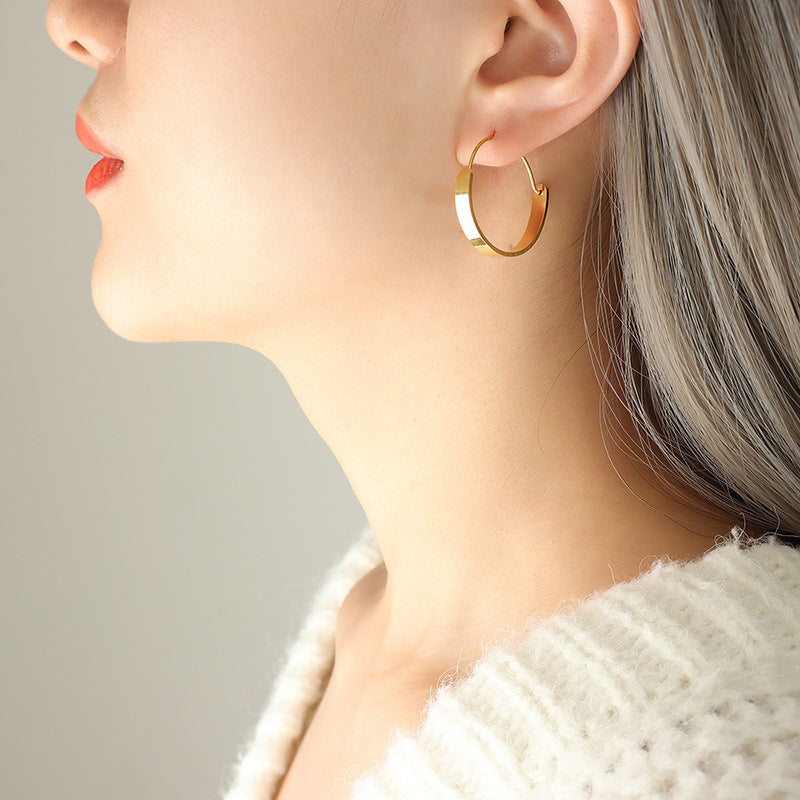 Autumn and winter trendy models, beautiful cold wind, fashionable personalized buckle plain ring earrings, titanium steel gold-plated ear jewelry F32899