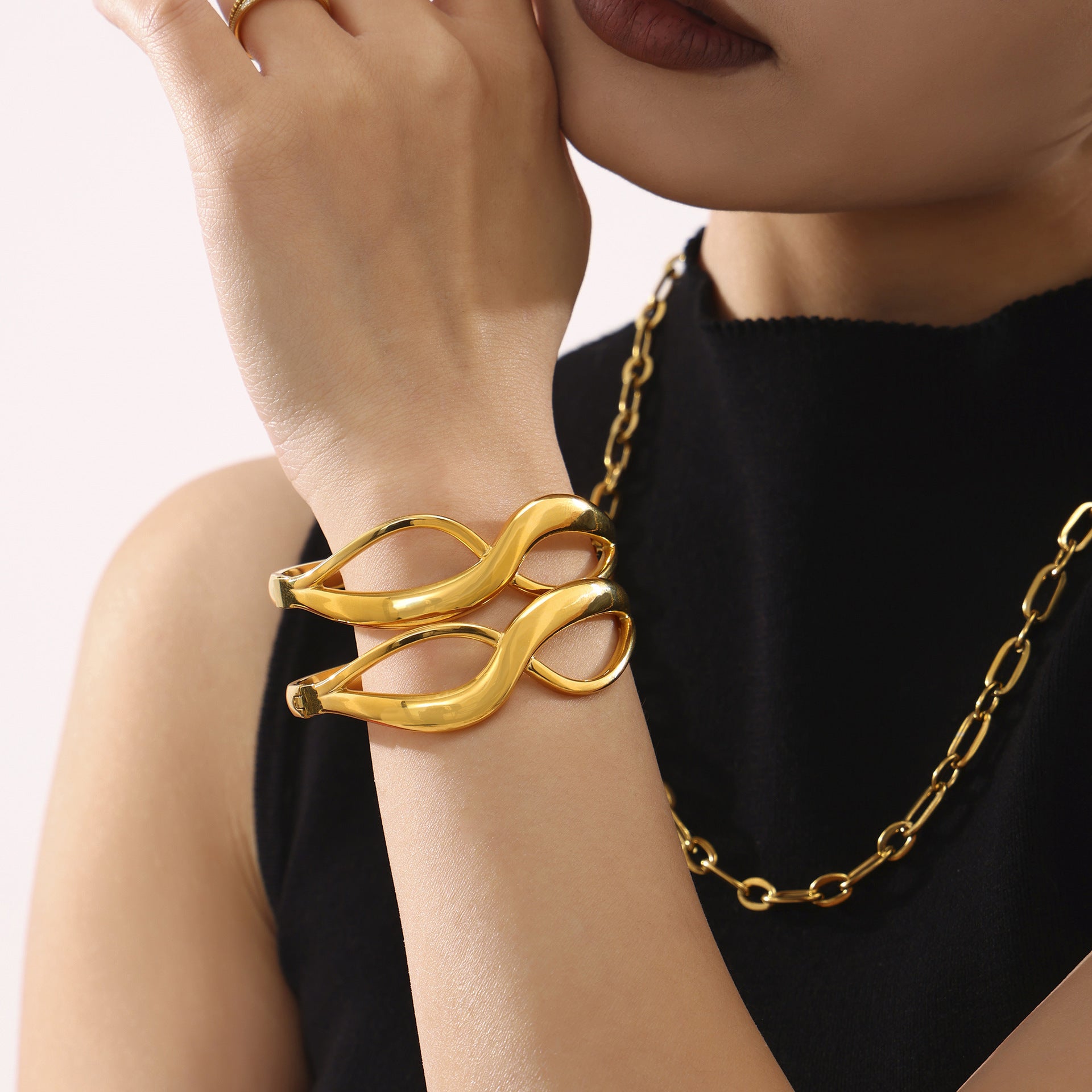 8-Character curve design high polished buckle bracelet PVD electroplating 18K real gold color retention hot-selling model
