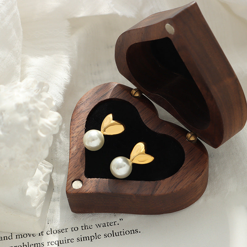 Temperament retro temperament imitation pearl peach heart earrings, titanium steel plated 18K gold stud earrings niche design earrings